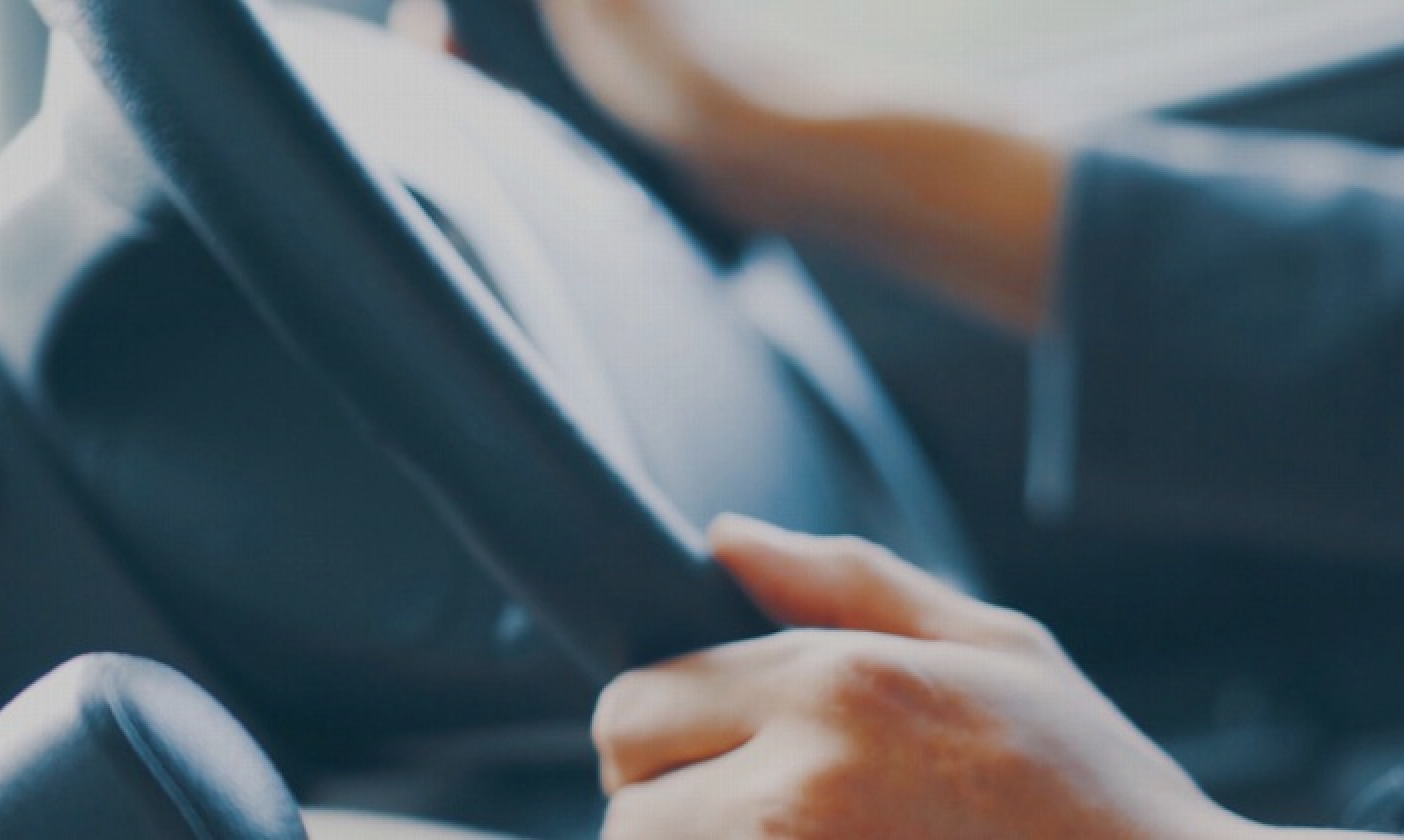 自動車を運転する人の写真